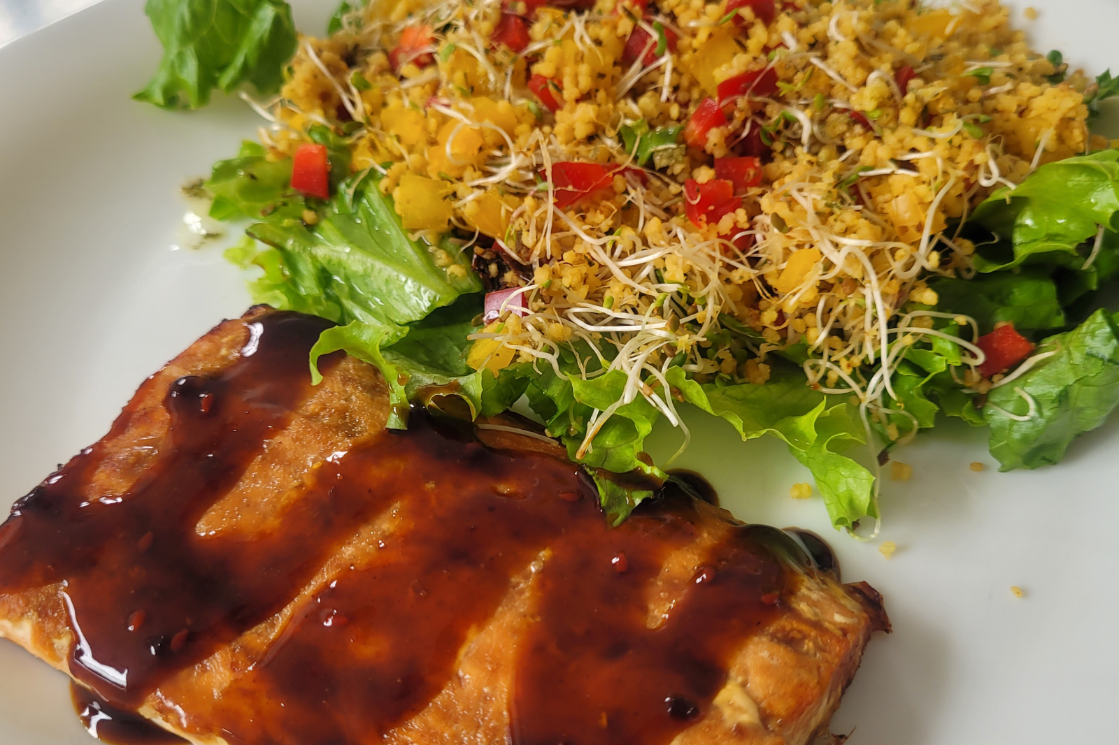 Salmón teriyaki y ensalada