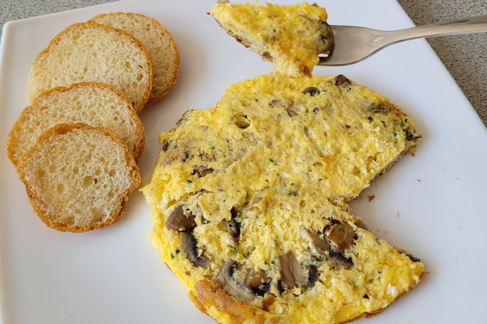 Omelette de champiñones y queso ricotta