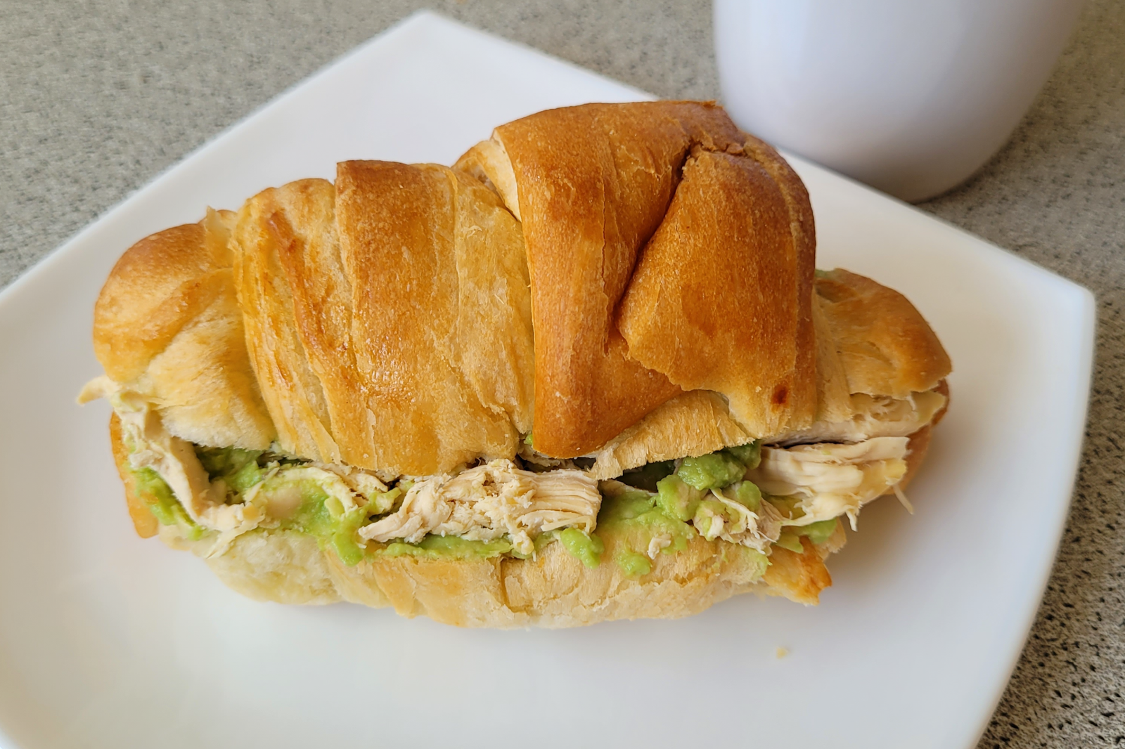 Sánduche de pollo y aguacate