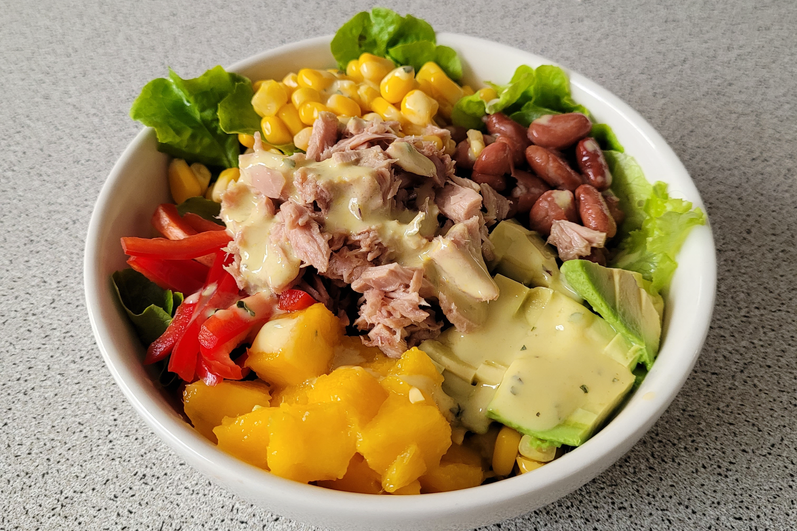 Ensalada de frejol, atún y mango