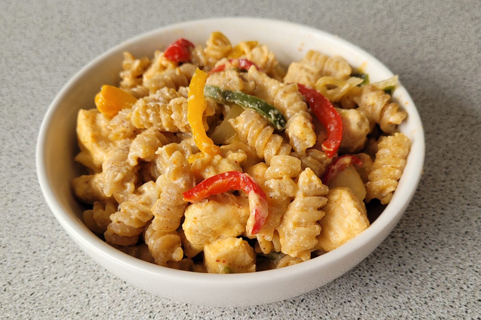 Pasta cremosa con pollo