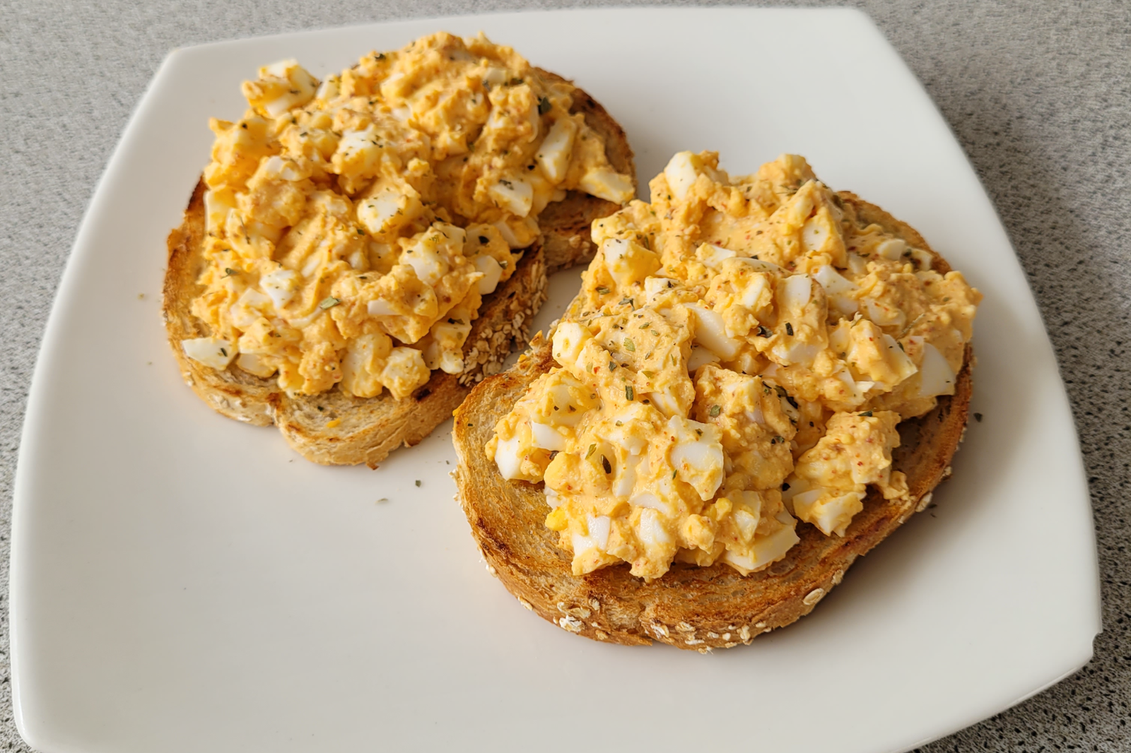 Tostadas con ensalada de huevo